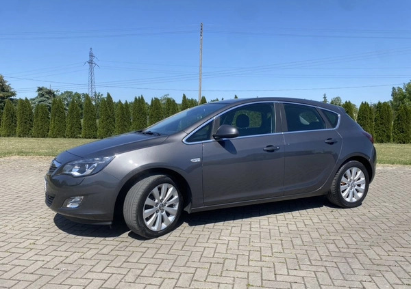 Opel Astra cena 26900 przebieg: 200000, rok produkcji 2011 z Kutno małe 781